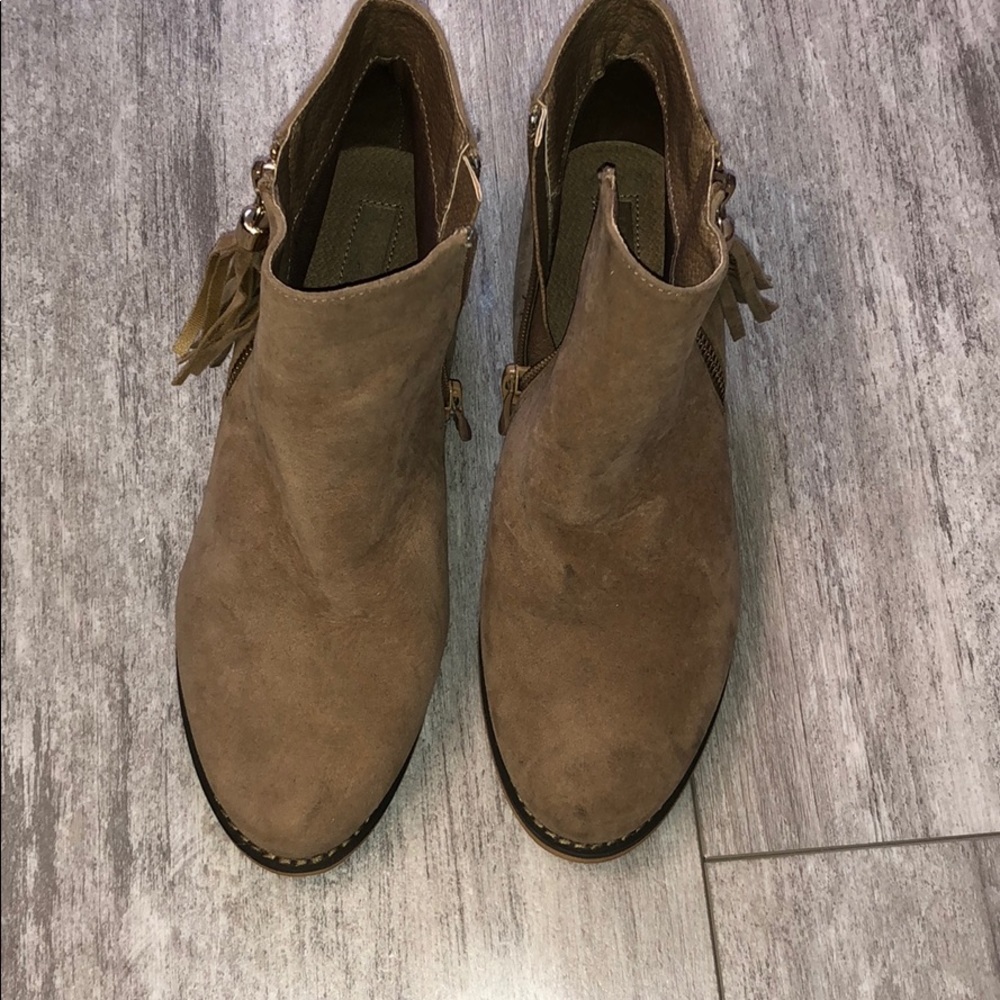 Tan Chelsea boots